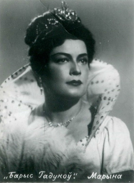 Клаўдзія Кудрашова ў ролі Марыны Мнішак у оперы "Барыс Гадуноў". Крыніца ілюстрацыі: Народная артыстка БССР К. К. Кудрашова : 10 фотаздымкаў артысткi Беларускага дзяржаўнага Вялікага тэатра оперы і балета : [буклет] / фат. I. Берлін. – Мінск : Беларускае тэатральнае таварыства, [б. г.]. – 1 л. (складз. у 10 разоў).