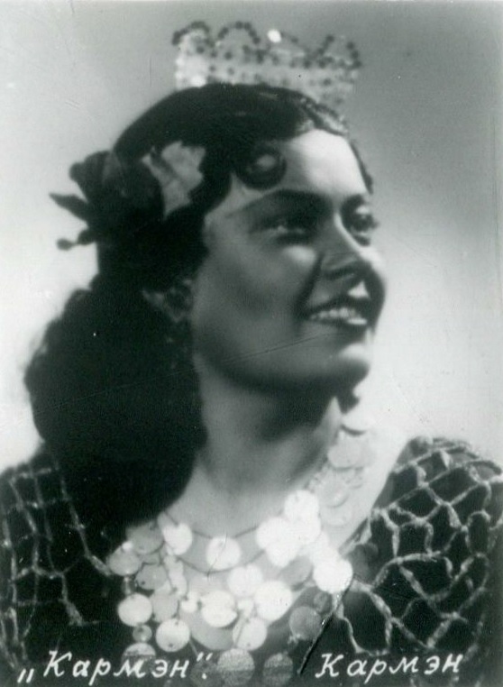Клаўдзія Кудрашова ў ролі Кармэн у оперы "Кармэн". Крыніца ілюстрацыі: Народная артыстка БССР К. К. Кудрашова : 10 фотаздымкаў артысткi Беларускага дзяржаўнага Вялікага тэатра оперы і балета : [буклет] / фат. I. Берлін. – Мінск : Беларускае тэатральнае таварыства, [б. г.]. – 1 л. (складз. у 10 разоў).
