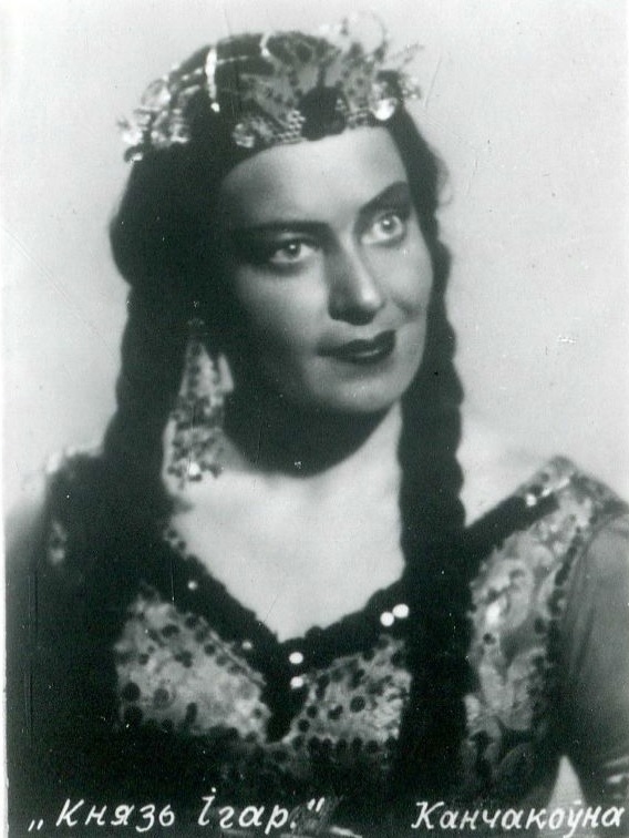 Клаўдзія Кудрашова ў ролі Канчакоўны ў оперы "Князь Ігар". Крыніца ілюстрацыі: Народная артыстка БССР К. К. Кудрашова : 10 фотаздымкаў артысткi Беларускага дзяржаўнага Вялікага тэатра оперы і балета : [буклет] / фат. I. Берлін. – Мінск : Беларускае тэатральнае таварыства, [б. г.]. – 1 л. (складз. у 10 разоў).