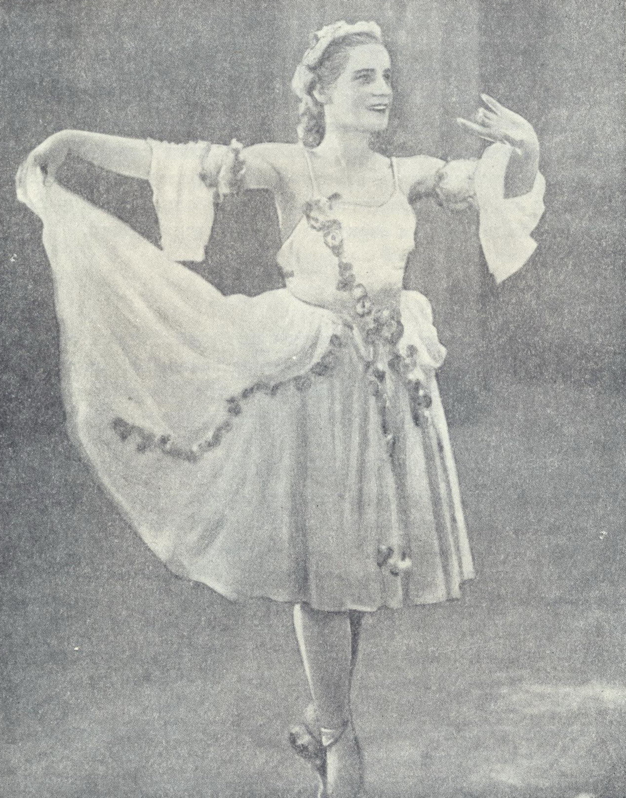 Зинаида Васильева в роли Коломбины в балете "Арлекинада" Р. Дриго. Источник иллюстрации: Белорусский государственный ордена Ленина Большой театр оперы и балета / Б. С. Смольский. – Минск, 1963. – С. 32.