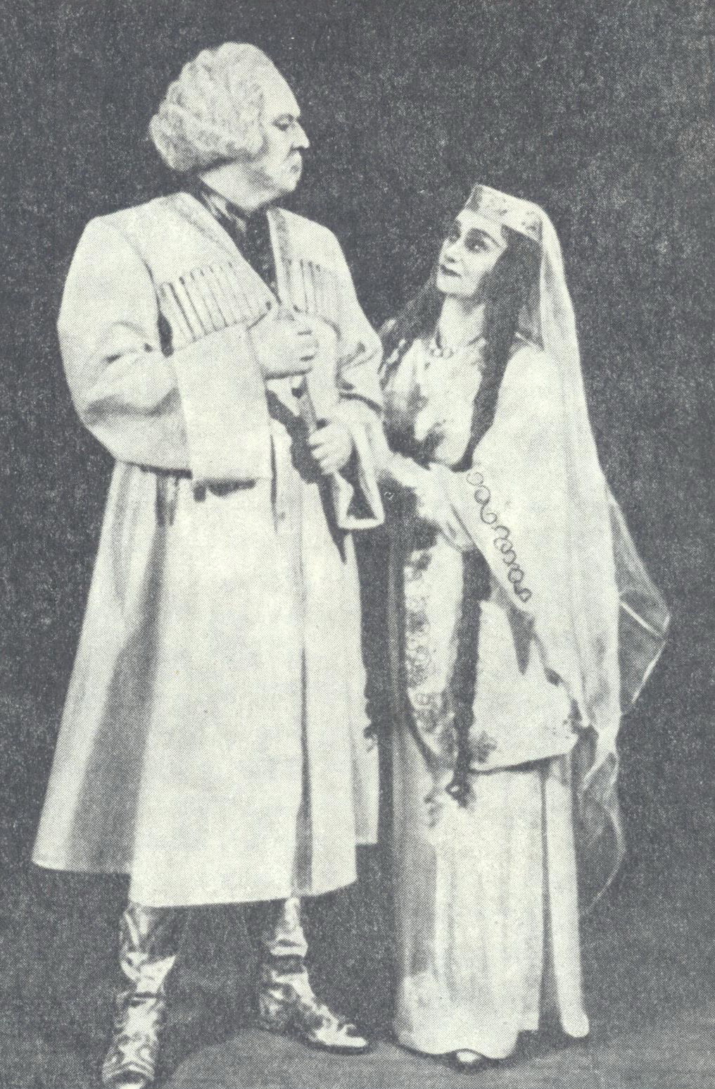 Владимир Таланкин в роли Гудала и Рита Млодек в роли Тамары в опере "Демон" А. Рубинштейна. Источник иллюстрации: Белорусский государственный ордена Ленина Большой театр оперы и балета / Б. С. Смольский. – Минск, 1963. – С. 39.