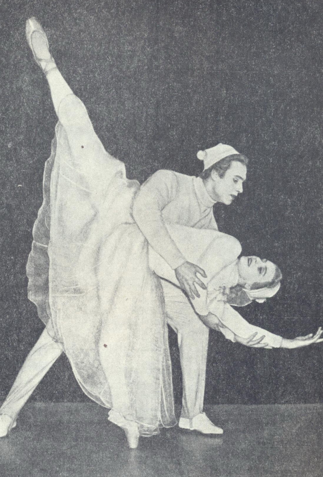 Валентин Давыдов в роли Николая и Ирина Савельева в роли Марии в балете "Мечта" Е. Глебова. Источник иллюстрации: Белорусский государственный ордена Ленина Большой театр оперы и балета / Б. С. Смольский. – Минск, 1963. – С. 65.