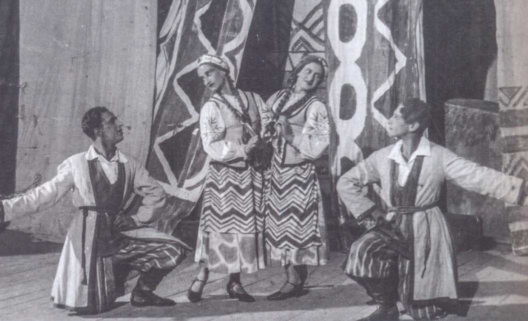 Юлия Хираско (слева) в одной из сцен спектакля "Конёк-Горбунок" (1936). Источник иллюстрации: Партер. – 2016. – № 5. – С. 34.