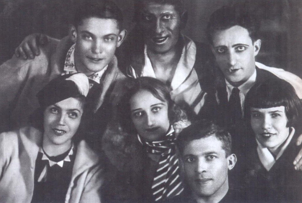 Юлия Хираско (в центре) с артистами белорусского балета (1930-е гг.). Источник иллюстрации: Партер. – 2016. – № 5. – С. 34.