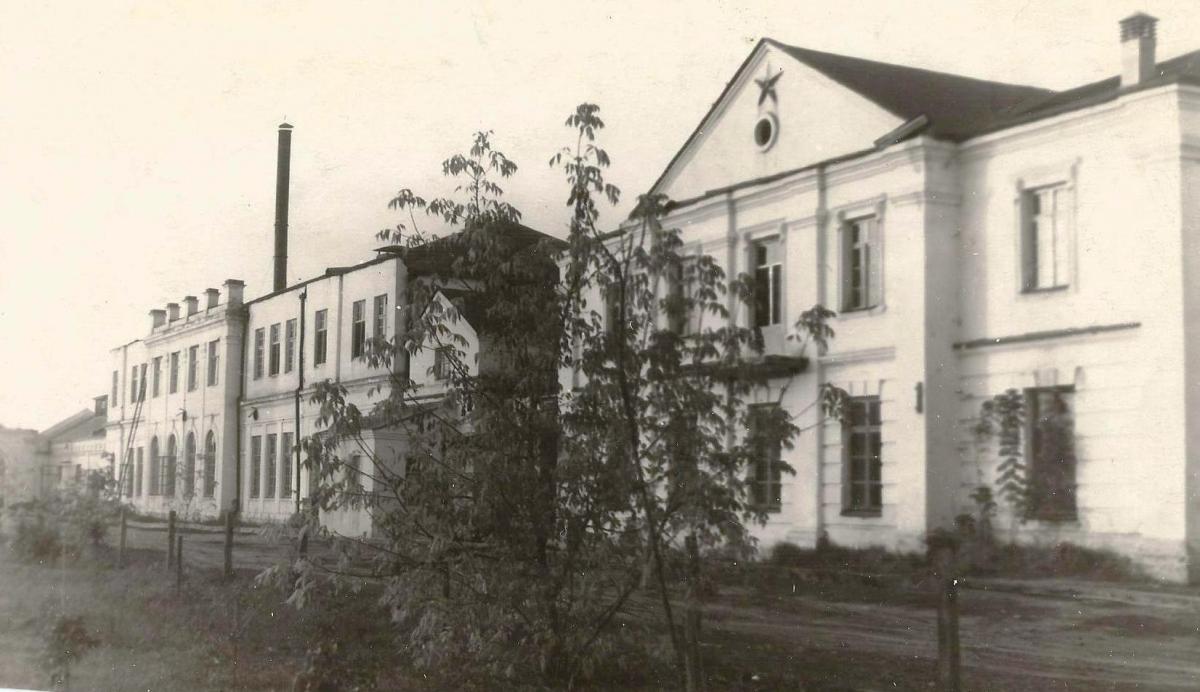 Вытворчыя памяшканні фабрыкі ў 1954–1959 гг. Крыніца ілюстрацыі: Чырвоны Мазыранін : [гісторыя старэйшага кандытарскага прадпрыемства] / У. В. Тугай. – Мінск, 2022. – С. 40.