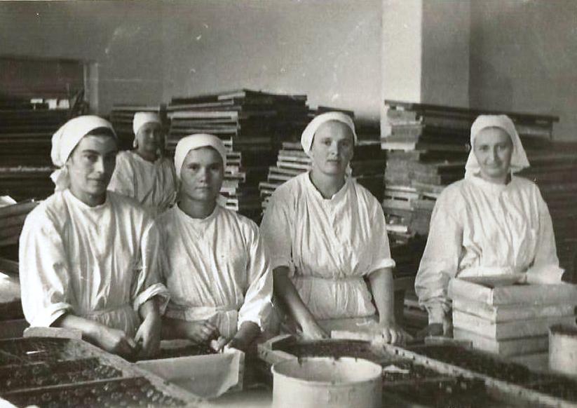 Перадавікі вытворчасці. Мармеладны цэх (1960-я гг.). Крыніца ілюстрацыі: Чырвоны Мазыранін : [гісторыя старэйшага кандытарскага прадпрыемства] / У. В. Тугай. – Мінск, 2022. – С. 56.