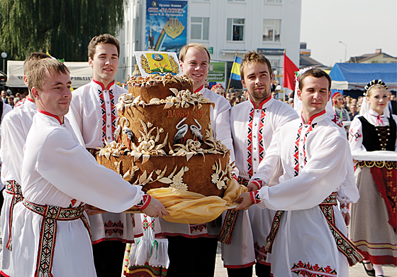 Святочны каравай "Дажынак – 2014" (аг. Мышкавічы). Крыніца ілюстрацыі: http://kirovsk.gov.by/news/dobraya-sprava-vyalikaya-slava