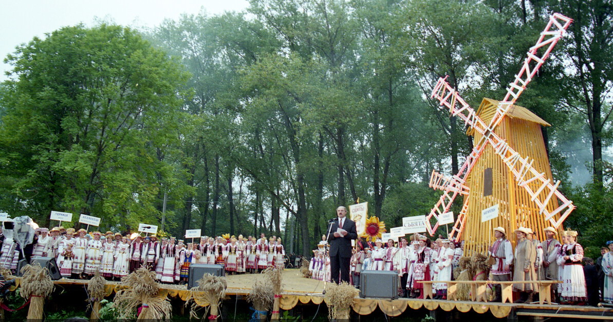 І Рэспубліканскі фестываль-кірмаш працаўнікоў вёскі "Дажынкі" (Столін, 1996). Крыніца ілюстрацыі: https://president.gov.by/be/events/i-respublikanskiy-festival-yarmarka-truzhenikov-sela-dazhynki-1591956207