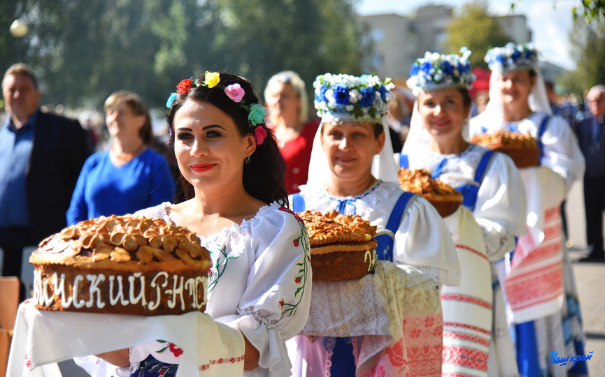 Хлеб новага ўраджаю. Крыніца ілюстрацыі: https://nashkraj.by/news/obshchestvo/chestvovanie-khleborobov-yarmarka-diskoteka-kak-proydut-oblastnye-dazhynki-2022-programma/