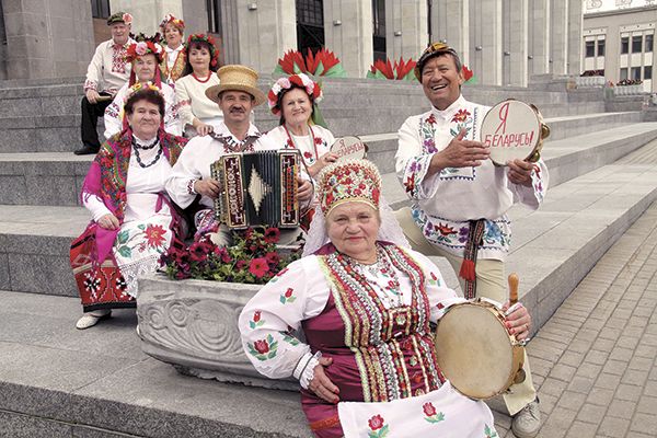 Мікола Котаў разам з удзельнікамі Тэатра фальклору “Матуліна хата”. Крыніца ілюстрацыі: https://www.sb.by/articles/u-tantsy-raskryvaetstsa-dusha.html