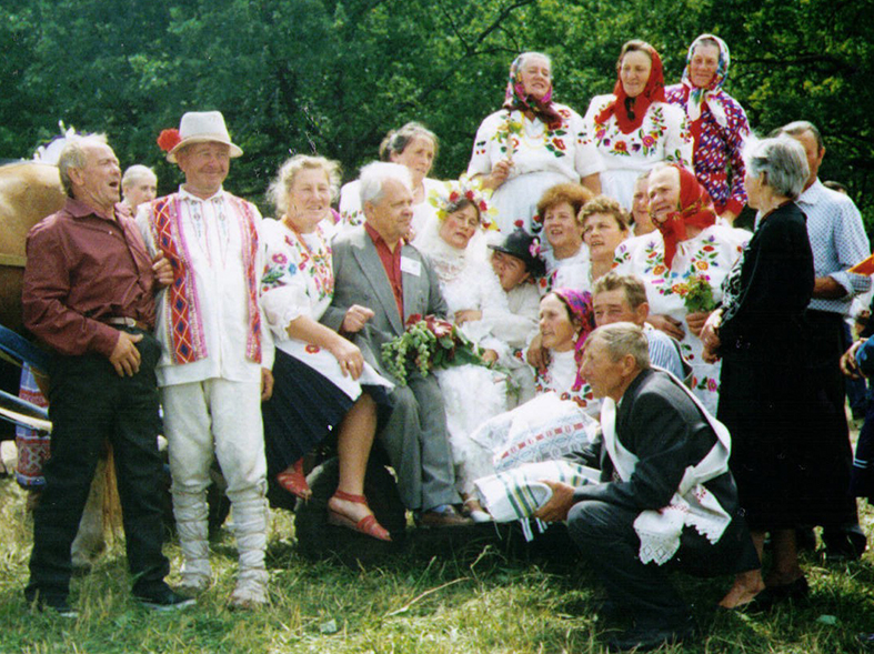 Уладзімір Ліпскі з удзельнкамі Першага Усебеларускага фестывалю народнага гумару "Аўцюкі" (1995). Крыніца ілюстрацыі: http://www.knews.by/?p=71549