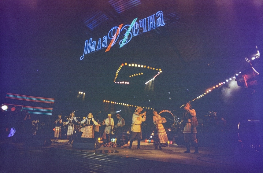 Удзельнікі І Рэспубліканскага фестывалю беларускай песні і паэзіі (1993). Крыніца ілюстрацыі: https://festyval.by/%D0%B3%D1%96%D1%81%D1%82%D0%BE%D1%80%D1%8B%D1%8F-%D1%84%D0%B5%D1%81%D1%82%D1%8B%D0%B2%D0%B0%D0%BB%D1%8E