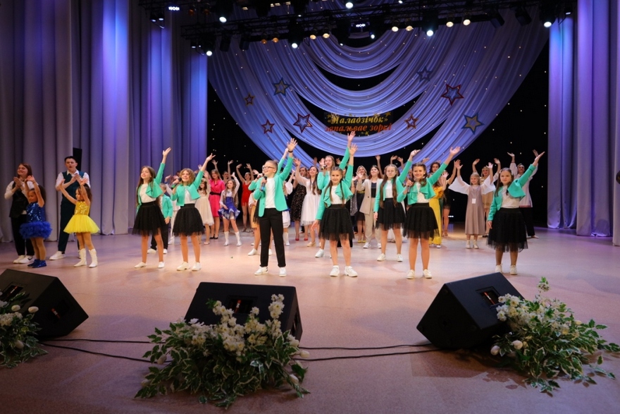 Удзельнікі IX адкрытага конкурсу юных выканаўцаў эстраднай песні “Маладзічок – 2021”. Крыніца ілюстрацыі: https://festyval.by/%D0%B3%D1%96%D1%81%D1%82%D0%BE%D1%80%D1%8B%D1%8F-%D1%84%D0%B5%D1%81%D1%82%D1%8B%D0%B2%D0%B0%D0%BB%D1%8E