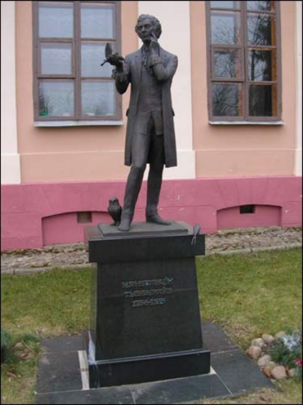 Помнік К. Тызенгаўзу ў Паставах. Крыніца ілюстрацыі: Гродзенская праўда. – 2011. – 30 ліпеня (№ 89). – С. 5.