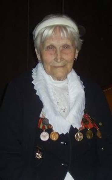 Любоў Дзмітрыеўна Усава (2015). Крыніца ілюстрацыі: http://bsa.by/o-soyuze/ushla-iz-zhizni-lyubov-dmitrievna-usova-%E2%80%93-stareyshiy-chlen-belorusskogo-soyuza-arhitektorov-06.09.1921-%E2%80%93-02.01.2015.html