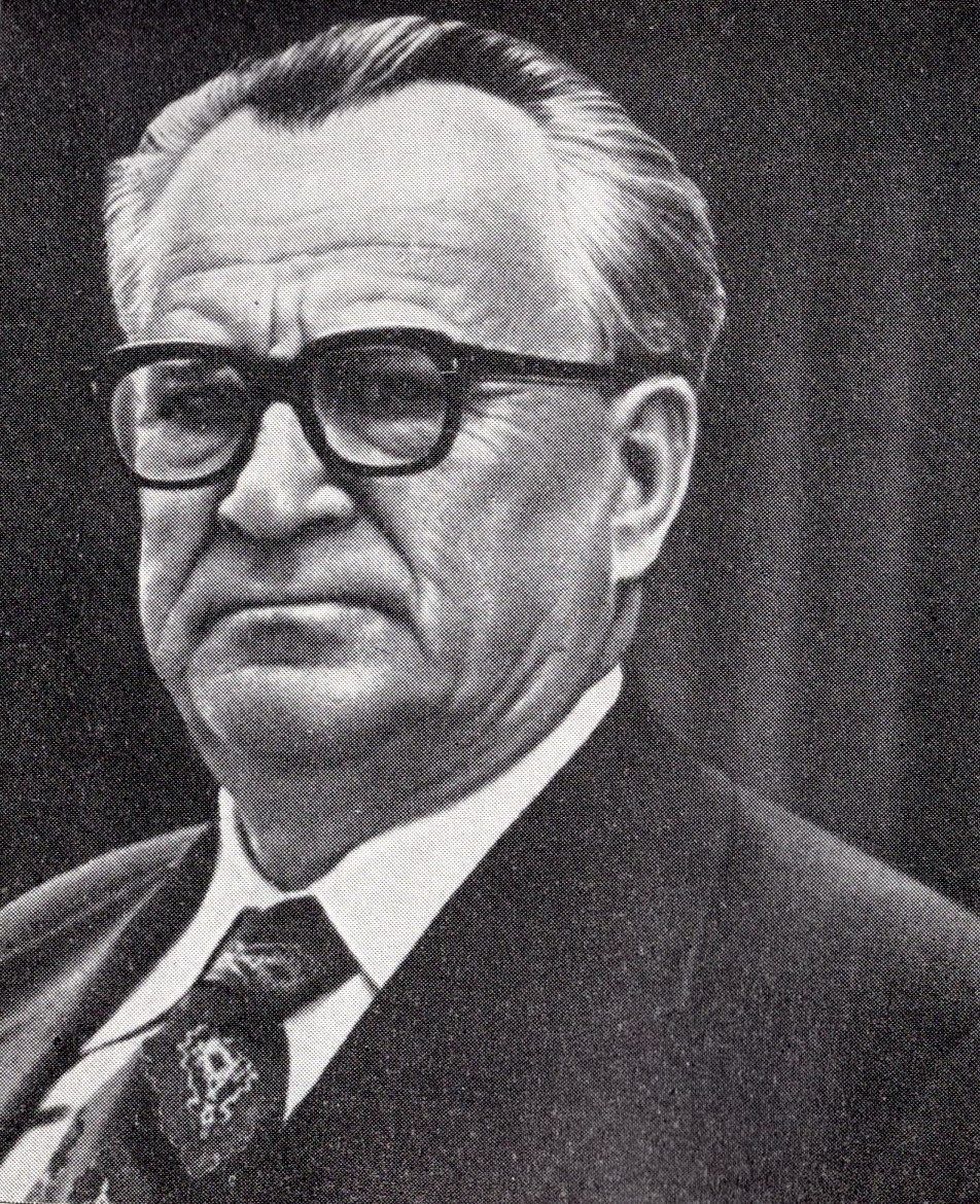 Алесь Звонак (1970-е гг.). Источник иллюстрации: С вами и наедине : стихотворения разных лет : перевод с белорусского / Алесь Звонак ; [предисловие П. Бровки ; художник Вс. Медведев]. – Москва, 1976. – Фронтиспис.