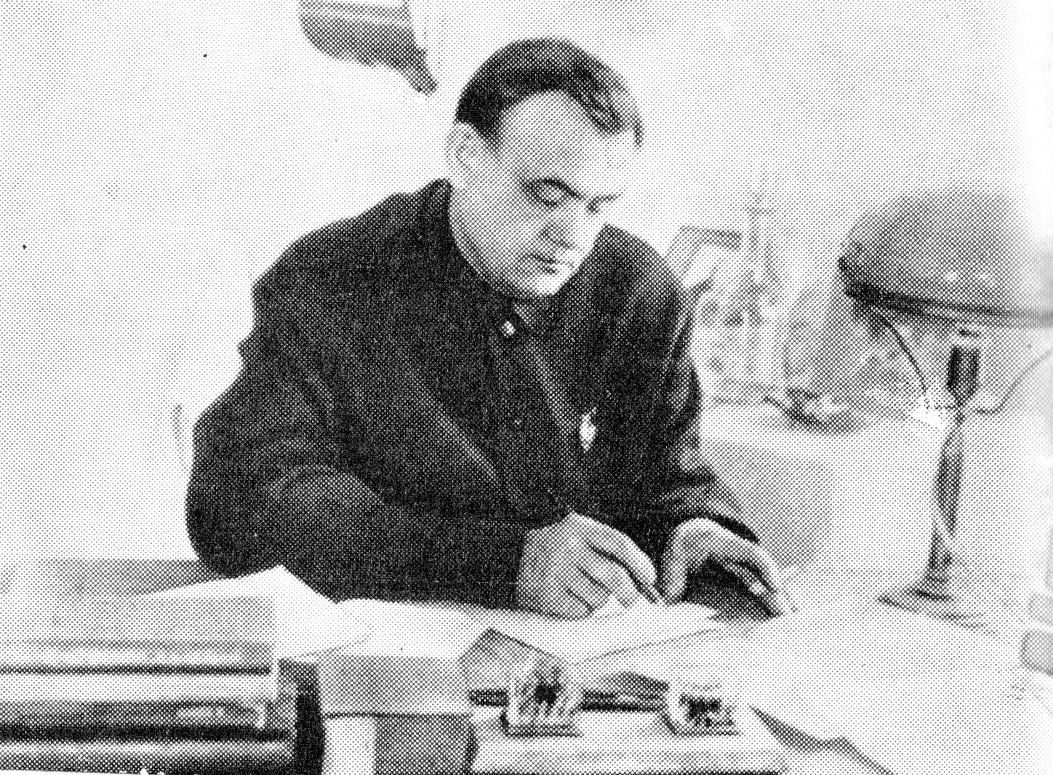 Іван Якаўлевіч Траццяк у хатнім кабінеце (1936). Крыніца ілюстрацыі: Партызанскі генерал з Амерыкі (пра начдыва І. Я. Траццяка) / А. І. Валахановіч ; пад рэд. Я. С. Паўлава. – Мінск, 1995. – С. 12 уклейкі паміж с. 32–33.