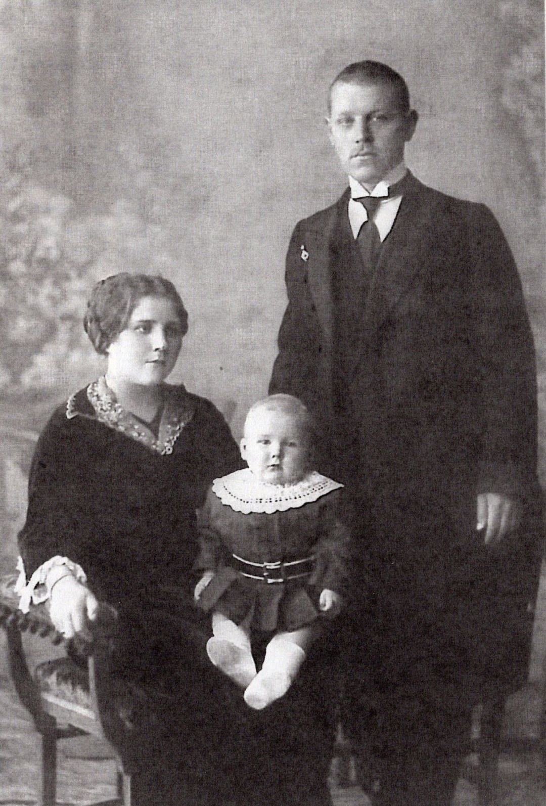 Сям'я Багатыровых. Маленькі Анатоль з бацькамі Наталляй Яўстаф'еўнай і Васілём Дзмітрыевічам (Віцебск, 1914). Крыніца ілюстрацыі: Жыццё эпохі: Анатоль Багатыроў (1913–2003) : біябібліяграфічны паказальнік / [складальнік Н. А. Пугачова ; рэдкалегія: Т. М. Адамян (адказны рэдактар), В. М. Нявейкава ; аўтары ўступных артыкулаў: А. В. Лісава, К. І. Рэмішэўскі]. – Мінск : [б. в.], 2013. – С. 159. 