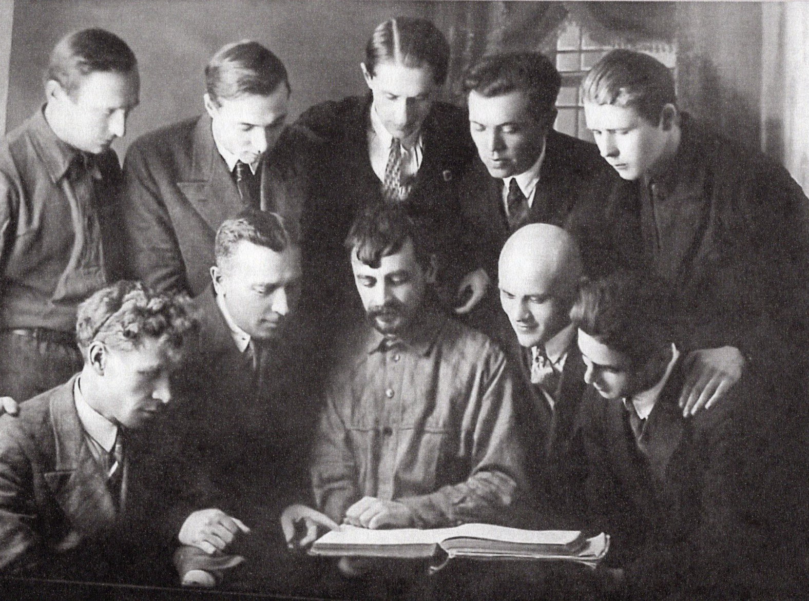 Беларускі дзяржаўны музычны тэхнікум. Клас кампазітара М. Аладава. Сідзяць злева направа: І. Жыновіч, В. Яфімаў, М. Аладаў, І. Герман, У. Гітліц. Стаяць: Н. Сакалоўскі, Р. Самохін, М. Клаус, Б. Кунін, А. Багатыроў (1930-я гг.). Крыніца ілюстрацыі: Жыццё эпохі: Анатоль Багатыроў (1913–2003) : біябібліяграфічны паказальнік / [складальнік Н. А. Пугачова ; рэдкалегія: Т. М. Адамян (адказны рэдактар), В. М. Нявейкава ; аўтары ўступных артыкулаў: А. В. Лісава, К. І. Рэмішэўскі]. – Мінск : [б. в.], 2013. – С. 161.