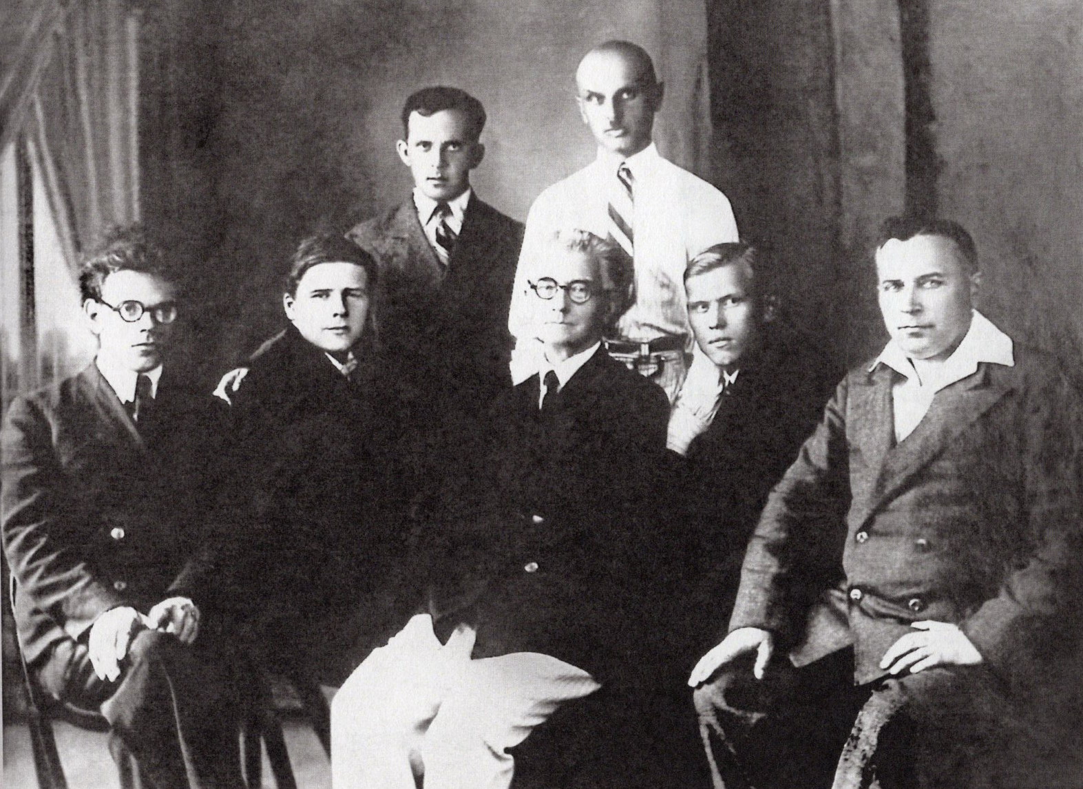 Першы выпуск кампазітарскага аддзялення Беларускай кансерваторыі. Клас В. Залатарова. Сядзяць: П. Падкавыраў, А. Багатыроў, В. Залатароў, Р. Самохін, В. Яфімаў. Стаяць: М. Крошнер, У. Гітліц (1937). Крыніца ілюстрацыі: Жыццё эпохі: Анатоль Багатыроў (1913–2003) : біябібліяграфічны паказальнік / [складальнік Н. А. Пугачова ; рэдкалегія: Т. М. Адамян (адказны рэдактар), В. М. Нявейкава ; аўтары ўступных артыкулаў: А. В. Лісава, К. І. Рэмішэўскі]. – Мінск : [б. в.], 2013. – С. 162.