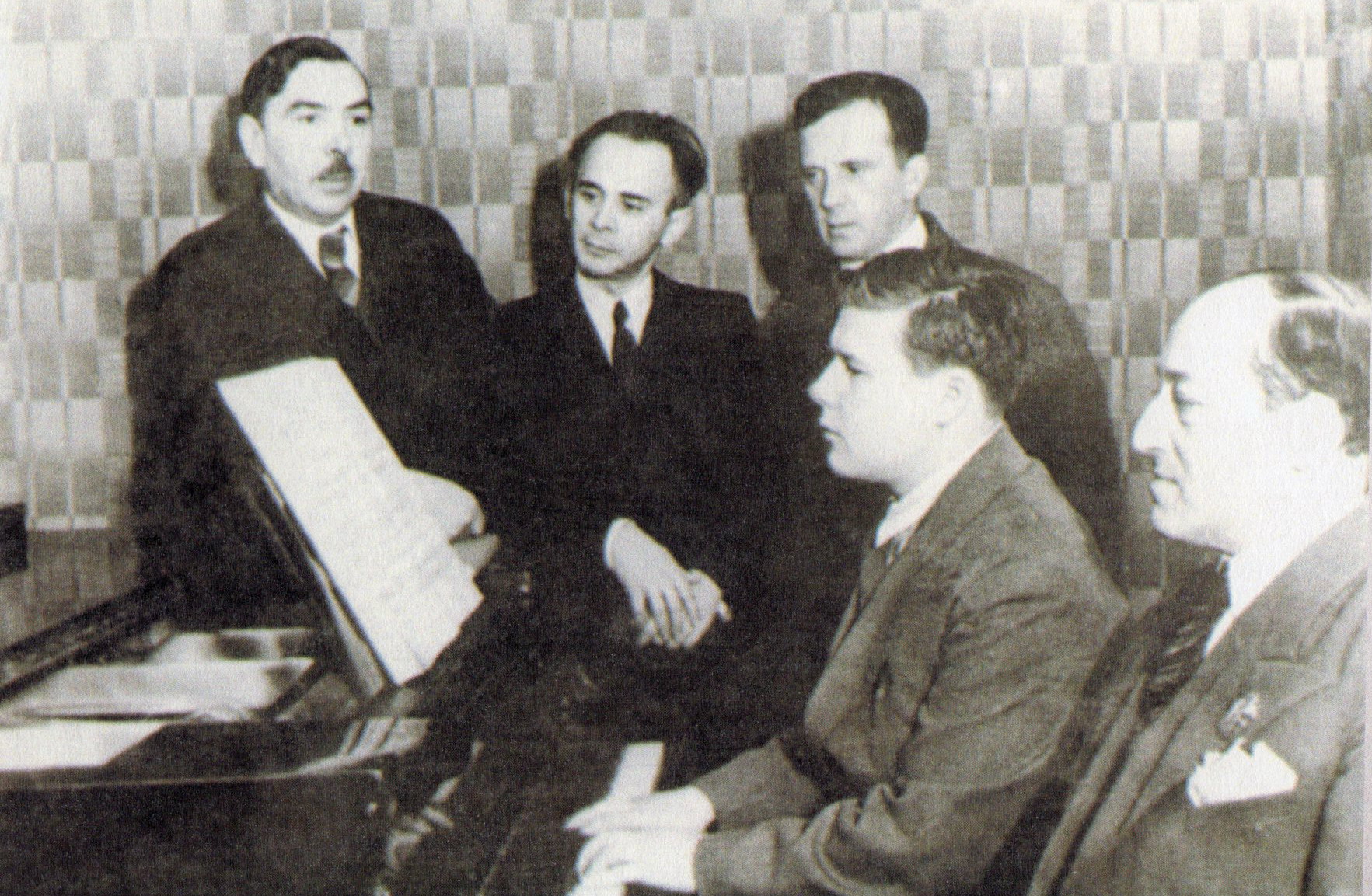 Анатоль Багатыроў прадстаўляе сваю оперу "Дрыгва" ("У пушчах Палесся"). Побач сядзіць Н. Грубін, стаяць: А. Туранкоў, М. Шнэйдэрман, М. Крошнер (1938). Крыніца ілюстрацыі: Жыццё эпохі: Анатоль Багатыроў (1913–2003) : біябібліяграфічны паказальнік / [складальнік Н. А. Пугачова ; рэдкалегія: Т. М. Адамян (адказны рэдактар), В. М. Нявейкава ; аўтары ўступных артыкулаў: А. В. Лісава, К. І. Рэмішэўскі]. – Мінск : [б. в.], 2013. – С. 163.