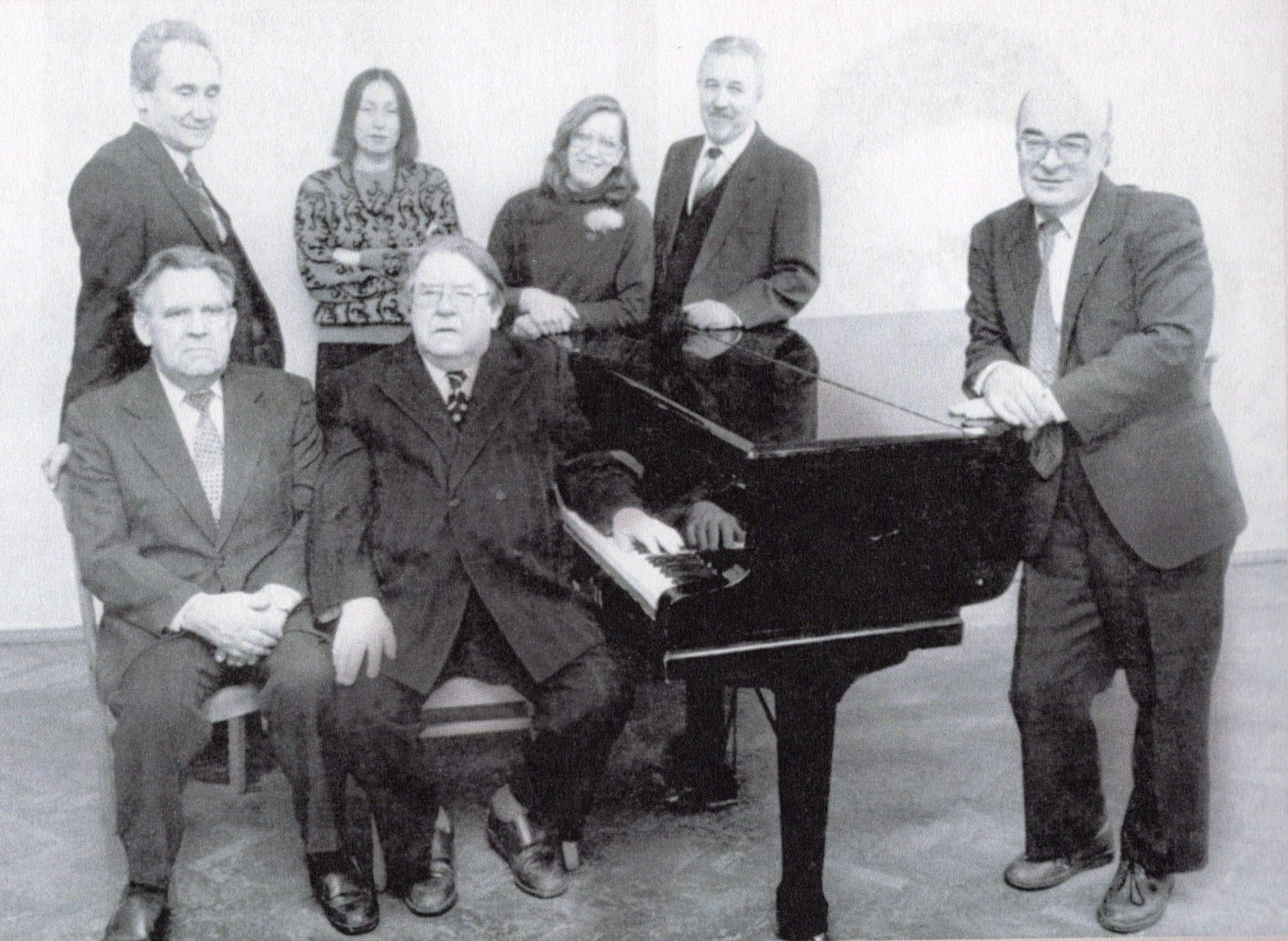 Супрацоўнікі кафедры кампазіцыі Беларускай дзяржаўнай кансерваторыі. Сідзяць: У. Алоўнікаў, А. Багатыроў. Стаяць: Д. Смольскі, Г. Гарэлава, Л. Мурашка, Я. Глебаў, А. Мдзівані (1992). Крыніца ілюстрацыі: Жыццё эпохі: Анатоль Багатыроў (1913–2003) : біябібліяграфічны паказальнік / [складальнік Н. А. Пугачова ; рэдкалегія: Т. М. Адамян (адказны рэдактар), В. М. Нявейкава ; аўтары ўступных артыкулаў: А. В. Лісава, К. І. Рэмішэўскі]. – Мінск : [б. в.], 2013. – С. 169.