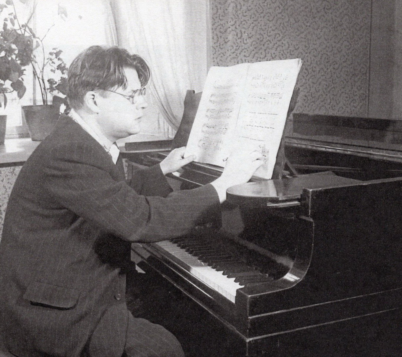 Анатолий Богатырев (25 апреля 1955 г.). Источник иллюстрации: Анатолий Васильевич Богатырев : материалы, документы, статьи о творчестве / Министерство культуры Республики Беларусь, Учреждение образования "Белорусская государственная академия музыки", Белорусский государственный архив-музей литературы и искусства ; [составители: Е. В. Лисова, В. В. Невдах]. – Минск, 2014. – С. 19 вклейки между с. 124–125.