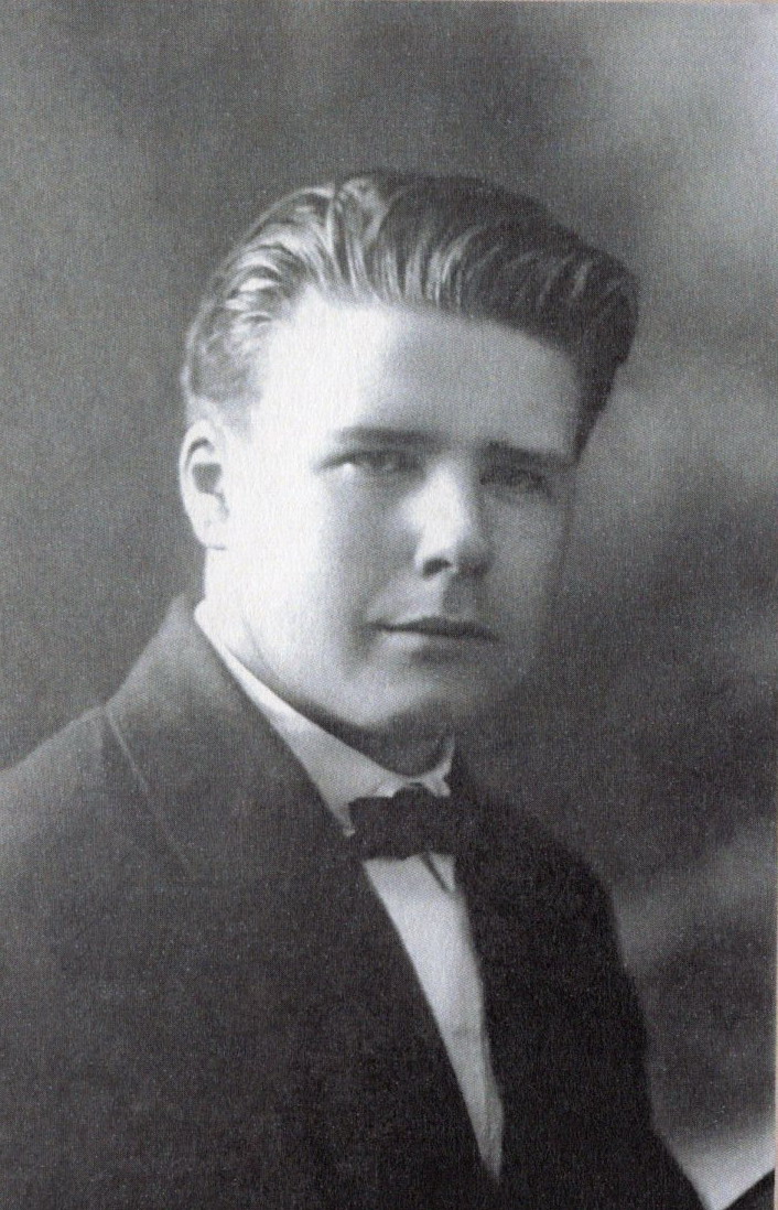 Анатолий Богатырев (около 1934 г.). Источник иллюстрации: Анатолий Васильевич Богатырев : материалы, документы, статьи о творчестве / Министерство культуры Республики Беларусь, Учреждение образования "Белорусская государственная академия музыки", Белорусский государственный архив-музей литературы и искусства ; [составители: Е. В. Лисова, В. В. Невдах]. – Минск, 2014. – С. 6 вклейки между с. 214–215.