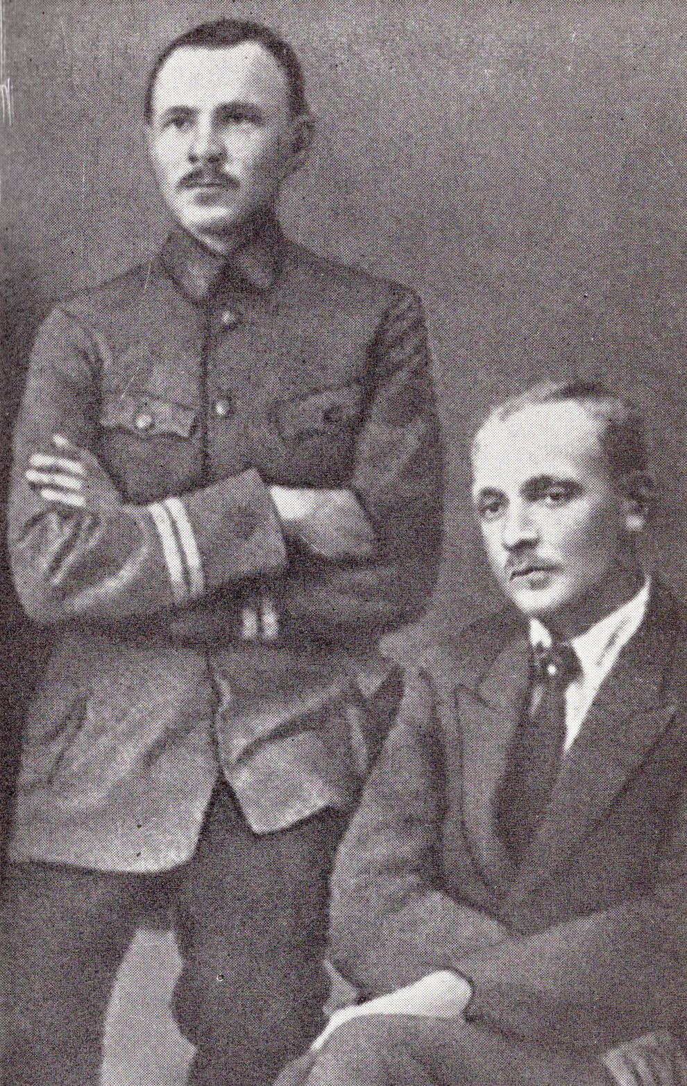 Алесь Гарун і Янка Купала (Мінск, 1920). Крыніца ілюстрацыі: Светлай волі зычны звон: Алесь Гарун / У. М. Казбярук. – Мінск, 1991. – С. 11 уклейкі паміж с. 32–33.