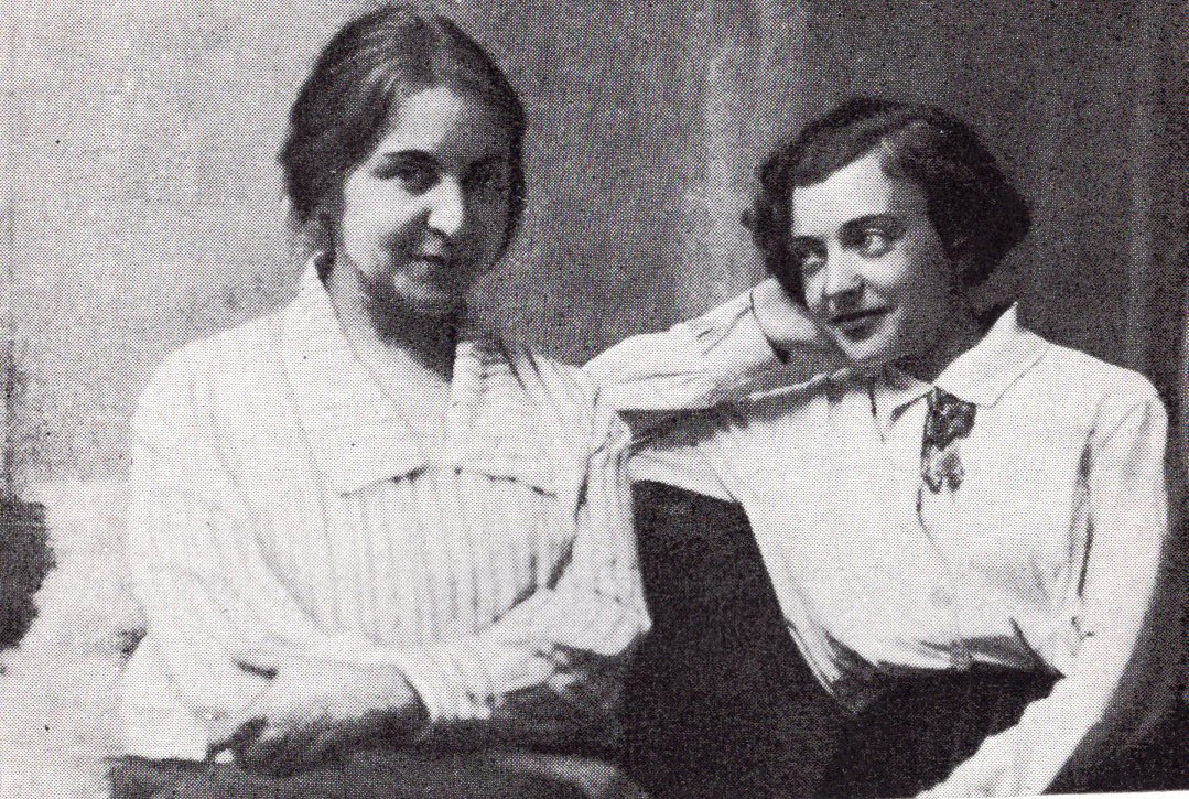 Паўліна Мядзёлка і Соф'я Шамардзіна (1921). Крыніца ілюстрацыі: Сцежкамі жыцця : [успаміны] / Паўліна Мядзёлка ; [пад рэдакцыяй А. С. Ліса]. – Мінск, 1974. – Уклейка паміж с. 128–129.