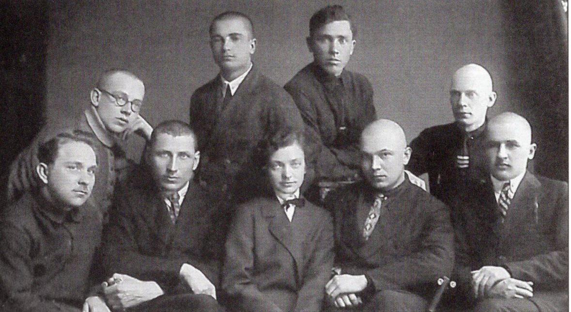 Літаратурная студыя Аршанскага "Маладняка" пры Горацкай сельскагаспадарчай акадэміі. Ніжні рад (злева направа): Навум Сапранкоў, Міхась Ганчарык, Паўліна Мядзёлка, Юрый Гаўрук, Алесь Вечар. Верхні рад: Мікола Дубоўка, Уладзіслаў Прыбыткоўскі, Язэп Герасімовіч, Алесь Аляксееў. Крыніца ілюстрацыі: Ступень адказнасці : літаратурна-крытычныя артыкулы, эсэ / Юрка Гаўрук ; [складальнікі: В. В. Нікіфаровіч, Т. М. Гаўрук ; аўтар прадмовы Н. Гілевіч]. – Мінск, 1986. – Уклейка паміж с. 64–65.