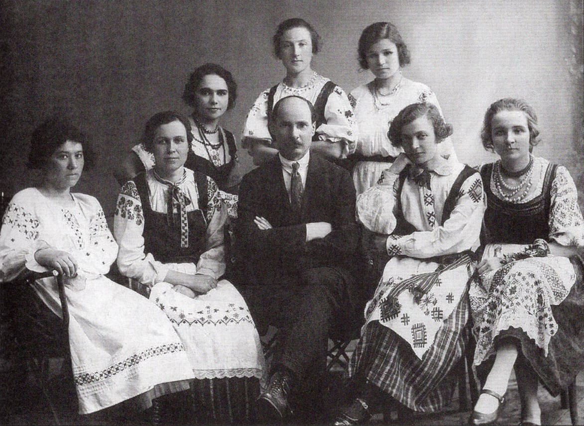 Паўліна Мядзёлка сярод удзельнікаў мастацкай самазейнасці Горы-горацкай сельгасакадэміі. У цэнры – Леаніла Чарняўская-Гарэцкая, Якуб Колас (1927). Крыніца ілюстрацыі: Сцежкамі жыцця / Паўліна Мядзёлка ; [укладанне, прадмова, каментары: Г. Запартыка ; навукова-рэдакцыйная рада: В. Голубеў і інш.].  Мінск, 2018. – С. 3 уклейкі паміж с. 408–409.