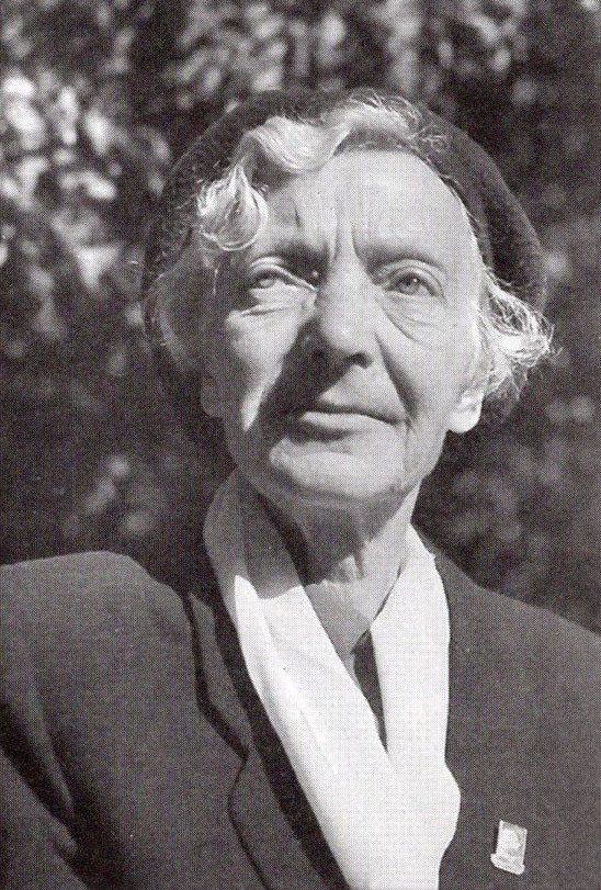 Паўліна Мядзёлка (1967). Крыніца ілюстрацыі: Сцежкамі жыцця / Паўліна Мядзёлка ; [укладанне, прадмова, каментары: Г. Запартыка ; навукова-рэдакцыйная рада: В. Голубеў і інш.].  Мінск, 2018. – С. 8 уклейкі паміж с. 408–409.