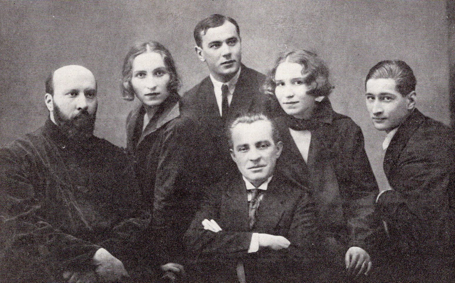 Фларыян Ждановіч – мастацкі кіраўнік Першага беларускага дзяржаўнага тэатра з акцёрамі гэтага тэатра. Крыніца ілюстрацыі: Фларыян Ждановіч : біяграфічны нарыс / А. Атрошчанка. – Мінск, 1972. – Уклейка паміж с. 64–65.