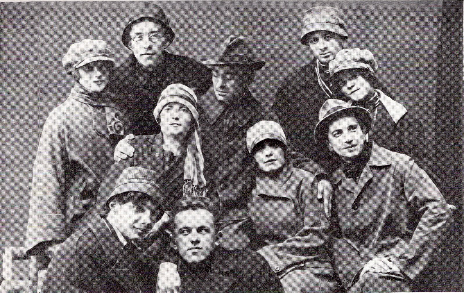 Фларыян Ждановіч (у цэнтры) з акцёрамі БДТ-1. Крыніца ілюстрацыі: Фларыян Ждановіч : біяграфічны нарыс / А. Атрошчанка. – Мінск, 1972. – Уклейка паміж с. 80–81.