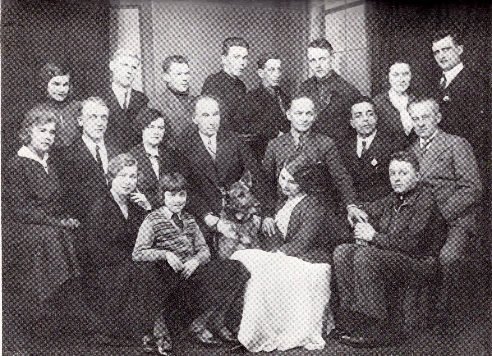 Група калгасна-саўгаснага тэатра г. Сокал (Валагодская вобласць Расіі) са сваім мастацкім кіраўніком Фларыянам Ждановічам (крайні справа ў другім радзе). Крыніца ілюстрацыі: Фларыян Ждановіч : біяграфічны нарыс / А. Атрошчанка. – Мінск, 1972. – Уклейка паміж с. 88–89.