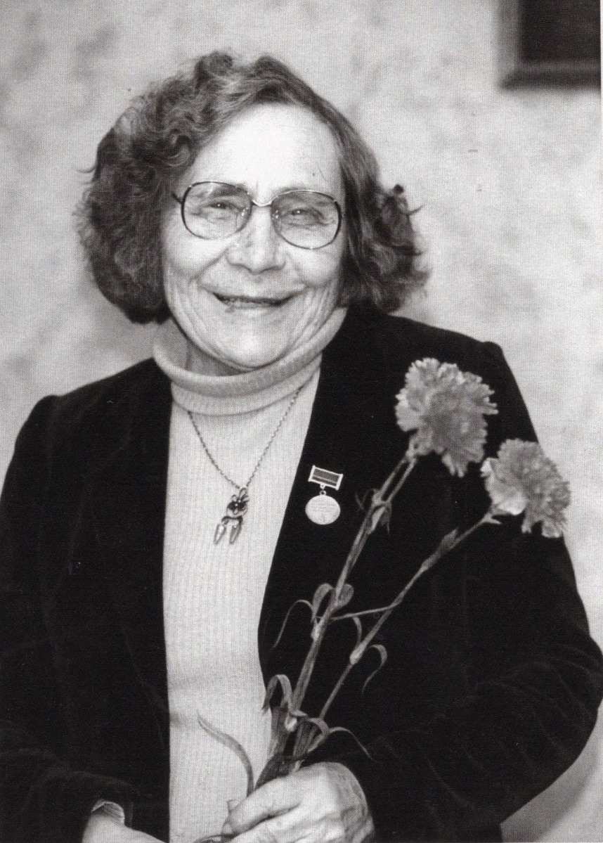 Ефрасіння Бондарава (1990-я гг.). Крыніца ілюстрацыі: Памяць і слава : Ефрасіння Леанідаўна Бондарава : да 100-годдзя з дня нараджэння / [складальнікі: Л. П. Саянкова-Мяльніцкая і інш. ; рэдкалегія: В. М. Самусевіч (галоўны рэдактар) і інш.]. – Мінск, 2022. – Л. 7 уклейкі паміж с. 128–129.