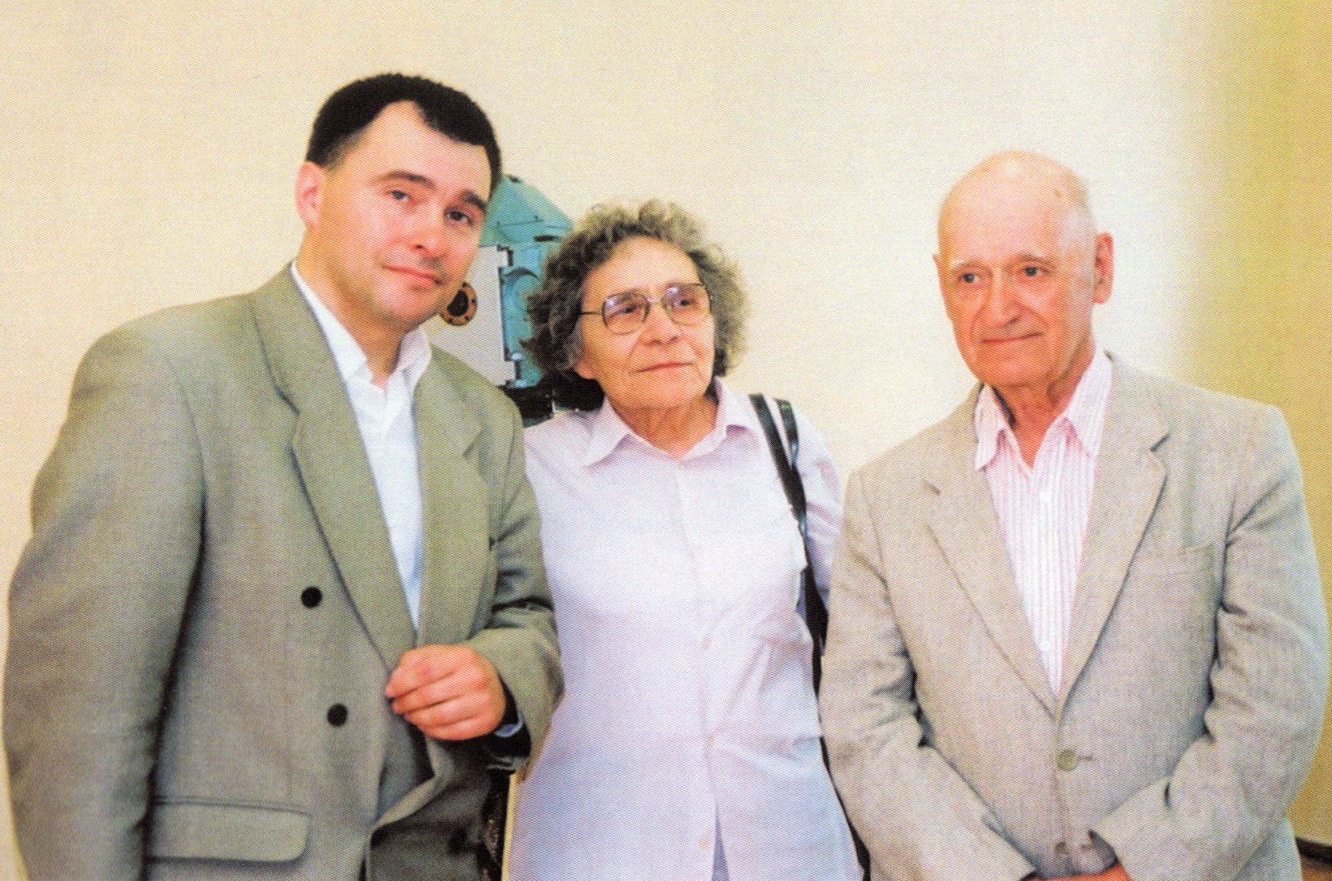 Ефрасіння Бондарава з сынам Ігарам і мужам Алегам Ціханавічам Аўдзеевым. Крыніца ілюстрацыі: Памяць і слава : Ефрасіння Леанідаўна Бондарава : да 100-годдзя з дня нараджэння / [складальнікі: Л. П. Саянкова-Мяльніцкая і інш. ; рэдкалегія: В. М. Самусевіч (галоўны рэдактар) і інш.]. – Мінск, 2022. – Л. 8 уклейкі паміж с. 128–129.