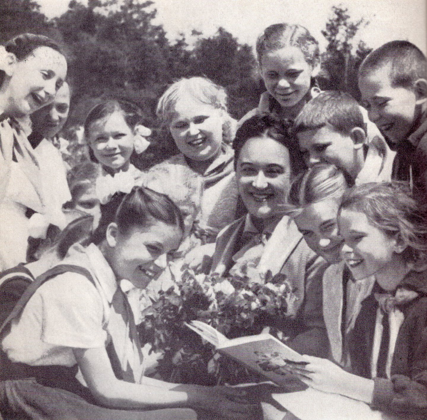 Эдзі Агняцвет са сваімі чытачамі (1960-я гг.). Крыніца ілюстрацыі: Круглы год : выбранае / Эдзі Агняцвет. – Мінск : Беларусь, 1966. – Франтыспіс. 