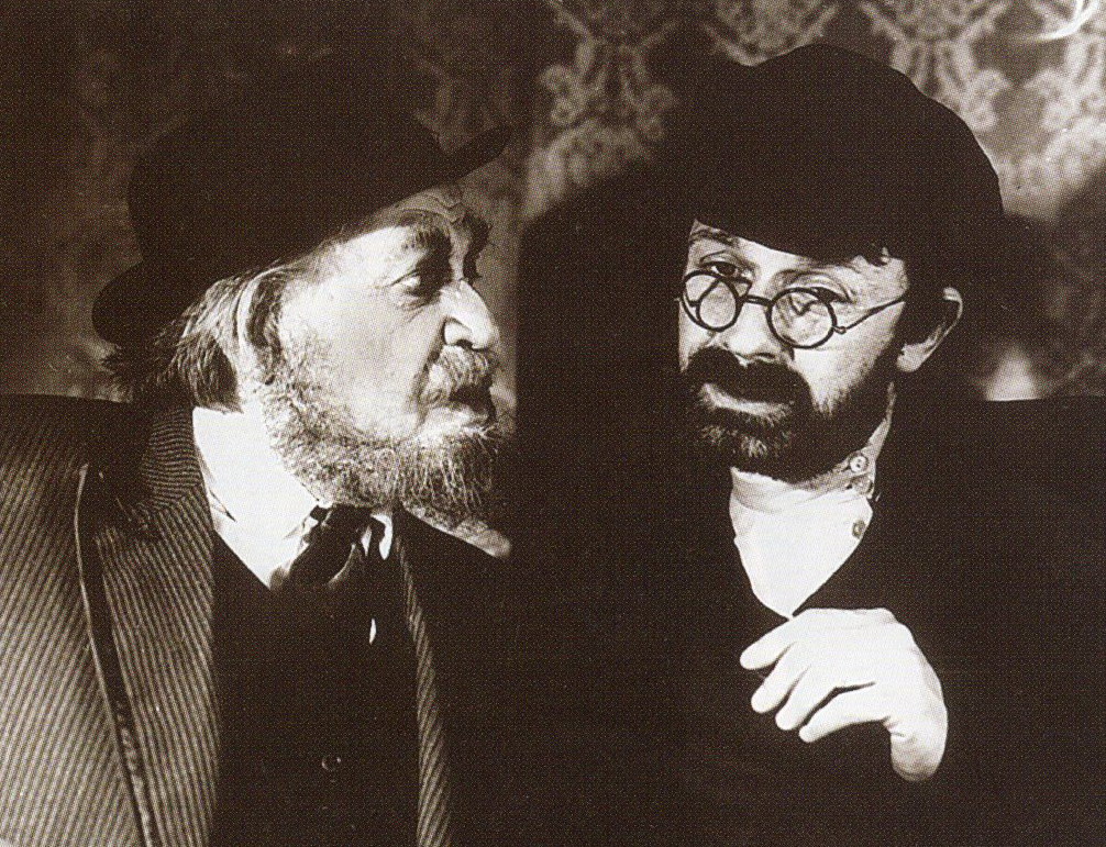 Барыс Уладамірскі ў ролі Лэйзера і Аляксандр Уладамірскі ў ролі Мотла ("Памінальная малітва" Р. Горына). Крыніца ілюстрацыі: Мастацтва. – 2009. – № 12. – С. 46.