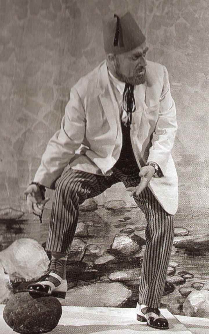 Барыс Уладамірскі ў ролі Рэджэб-бея ("Дзівак" Н. Хікмета). Крыніца ілюстрацыі: Мастацтва. – 2009. – № 12. – С. 49.