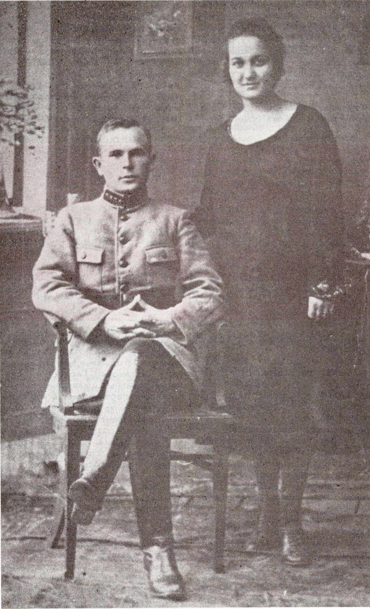 Дзмітрый Курдзін з жонкай. Крыніца ілюстрацыі: Тэатральная Беларусь. – 1993. – № 4. – С. 56–57.