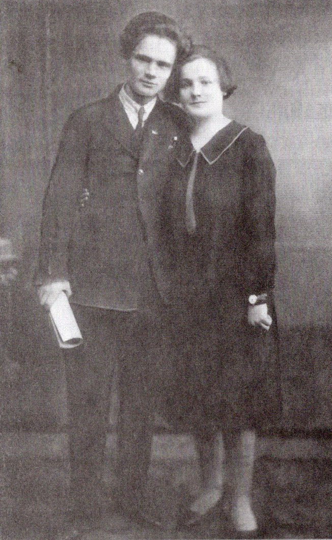 Паўлюк Шукайла з жонкай Марыяй Лягеевай (1926). Крыніца ілюстрацыі: Роднае слова. – 2019. – № 12. – С. 10.