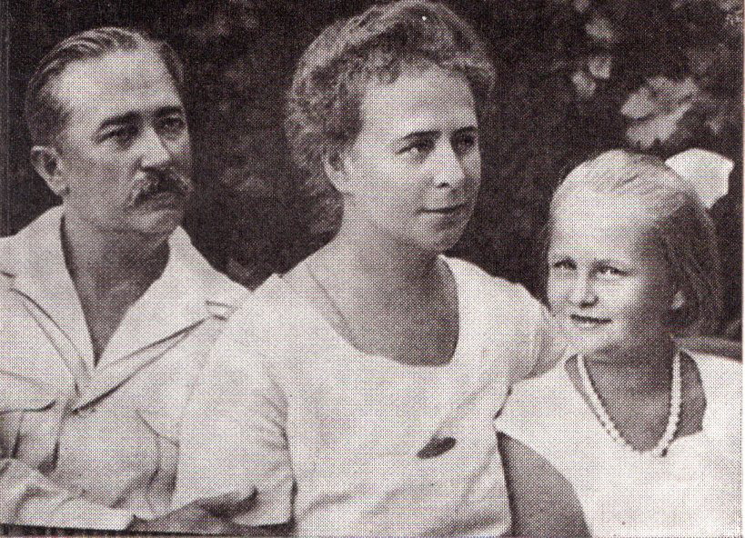 Іван Іванавіч Замоцін з жонкай Верай Паўлаўнай і дачкой Таняй у час адпачынку (1927–1928 гг.). Крыніца ілюстрацыі: Творы : літаратурна-крытычныя артыкулы / І. І. Замоцін ; [складальнік Я. М. Гаварушка ; навуковы рэдактар У. М. Конан]. – Мінск, 1991. – С. 4 уклейкі паміж с. 160–161.