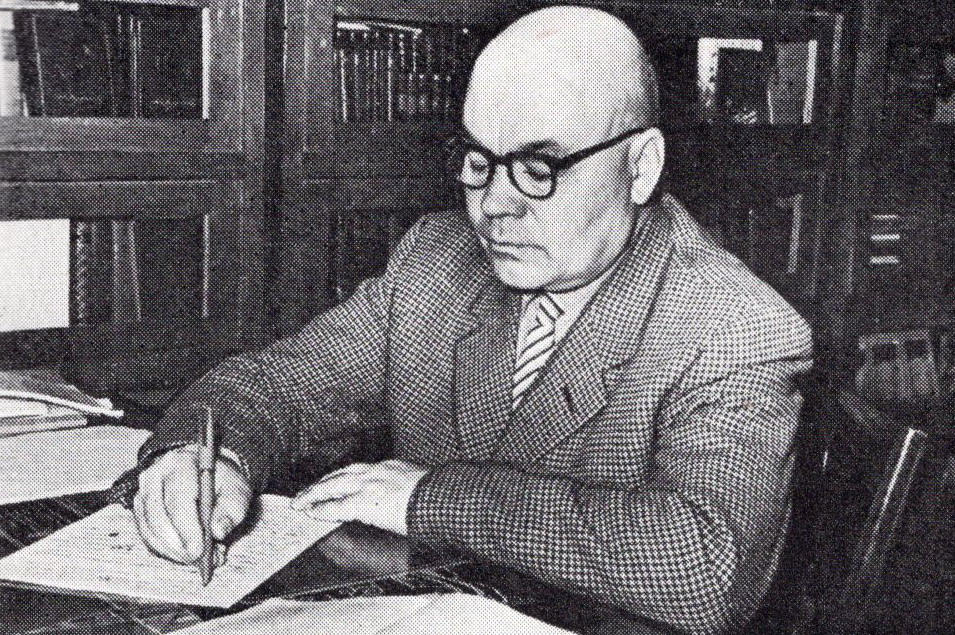 Піліп Пестрак у рабочым кабінеце (1959). Крыніца ілюстрацыі: Збор твораў : у 5 т. / Піліп Пестрак ; рэдкалегія: Барысенка В. В. і інш. ; [аўтар прадмовы, с. 6–22, К. Р. Хромчанка ; Акадэмія навук БССР, Інстытут літаратуры імя Я. Купалы]. – Мінск, 1984. – Т. 2 : Сустрэнемся на барыкадах, кн. 1 : раман. – Уклейка паміж с. 160–161.