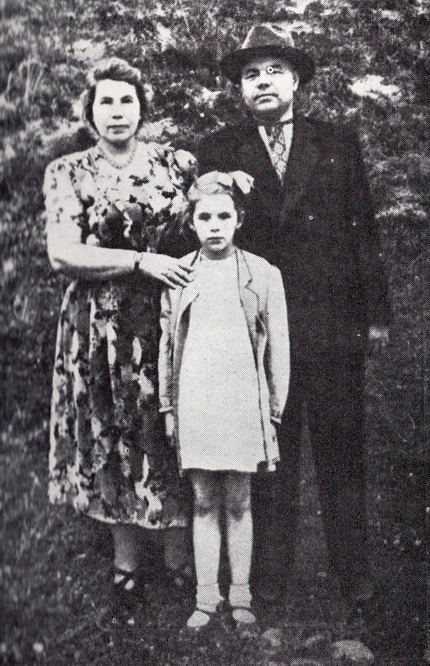 Піліп Пестрак з жонкай Анастасіяй Сцяпанаўнай і дачкой Надзеяй (1953). Крыніца ілюстрацыі: Збор твораў : у 5 т. / Піліп Пестрак ; рэдкалегія: Барысенка В. В. і інш. ; [аўтар прадмовы, с. 6–22, К. Р. Хромчанка ; Акадэмія навук БССР, Інстытут літаратуры імя Я. Купалы]. – Мінск, 1985. – Т. 4 : Серадзібор : раман . – Уклейка паміж с. 128–129.