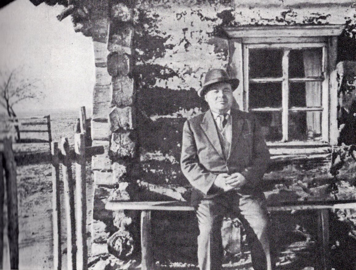 Піліп Пестрак ля бацькоўскай хаты (Сакоўцы, Івацэвіцкі раён, 1962). Крыніца ілюстрацыі: Збор твораў : у 5 т. / Піліп Пестрак ; рэдкалегія: Барысенка В. В. і інш. ; [аўтар прадмовы, с. 6–22, К. Р. Хромчанка ; Акадэмія навук БССР, Інстытут літаратуры імя Я. Купалы]. – Мінск, 1985. – Т. 4 : Серадзібор : раман . – Уклейка паміж с. 256–1257.