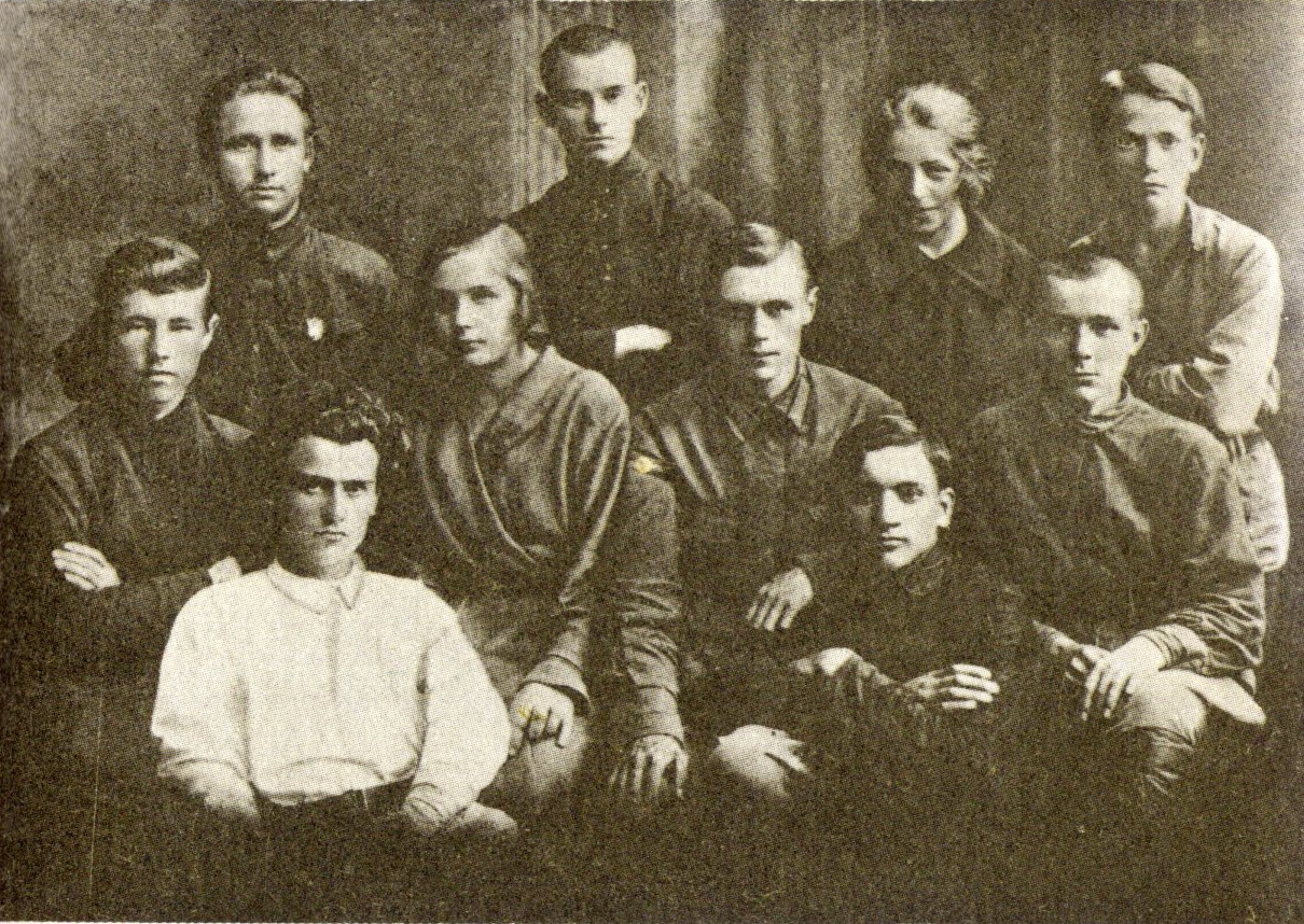 Літаратурнае аб'яднанне "Маладняк". У першым радзе (злева направа): В. Казлоўскі, М. Дубіцкі. У другім радзе: П. Глебка, Н. Вішнеўская, М. Зарэцкі, С. Дарожны. У трэцім радзе: П. Герман, Я. Жук, З. Бандарына, М. Лужанін (1925). Крыніца ілюстрацыі: Збор твораў : у 4 т. / Міхась Зарэцкi ; рэдкалегія: C. А. Андраюк [i iнш.] ; прадмова, [с. 5–20], пасляслоўе М. І. Мушынскага ; [Акадэмія навук БССР, Інстытут літаратуры імя Я. Купалы]. – Мінск, 1994. – Т. 4. – С. 11 уклейкі паміж с. 192–193. 