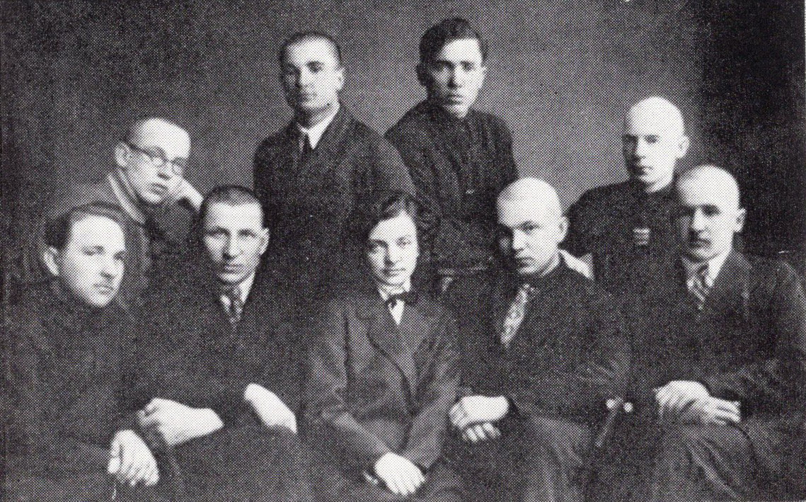 Літаратурная студыя Аршанскага "Маладняка" пры Горацкай сельскагаспадарчай акадэміі. Ніжні рад (злева направа): Навум Сапранкоў, Міхась Ганчарык, Паўліна Мядзёлка, Юрый Гаўрук, Алесь Вечар. Верхні рад: Мікола Дубоўка, Уладзіслаў Прыбыткоўскі, Язэп Герасімовіч, Алесь Аляксееў. Крыніца ілюстрацыі: Ступень адказнасці : літаратурна-крытычныя артыкулы, эсэ / Юрка Гаўрук ; [складальнікі: В. В. Нікіфаровіч, Т. М. Гаўрук ; аўтар прадмовы Н. Гілевіч]. – Мінск, 1986. – Уклейка паміж с. 64–65.