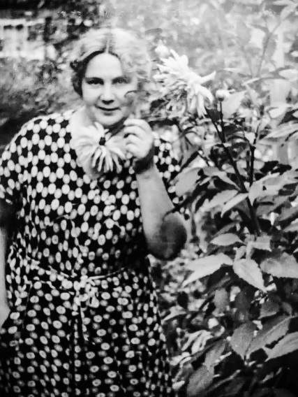 Наталля Вішнеўская на лецішчы (Петрадварэц, 1960 г. Фота з асабістага архіва Ірыны Белікавай, дачкі прыёмнага сына Н. Вішнеўскай Анатоля). Крыніца ілюстрацыі: Неба мнагавокае : вершы, проза, эпісталярная спадчына / Наталля Вішнеўская ; укладальнік Віктар Жыбуль. – Мінск, 2023. – С. 7 уклейкі паміж с. 134–135. 